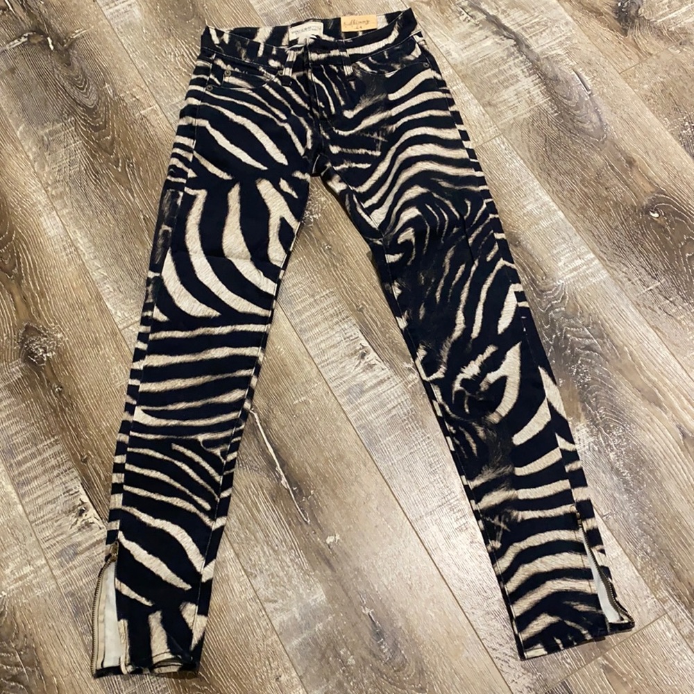 Printed stretchy skinny jeans with zipper at the bottom